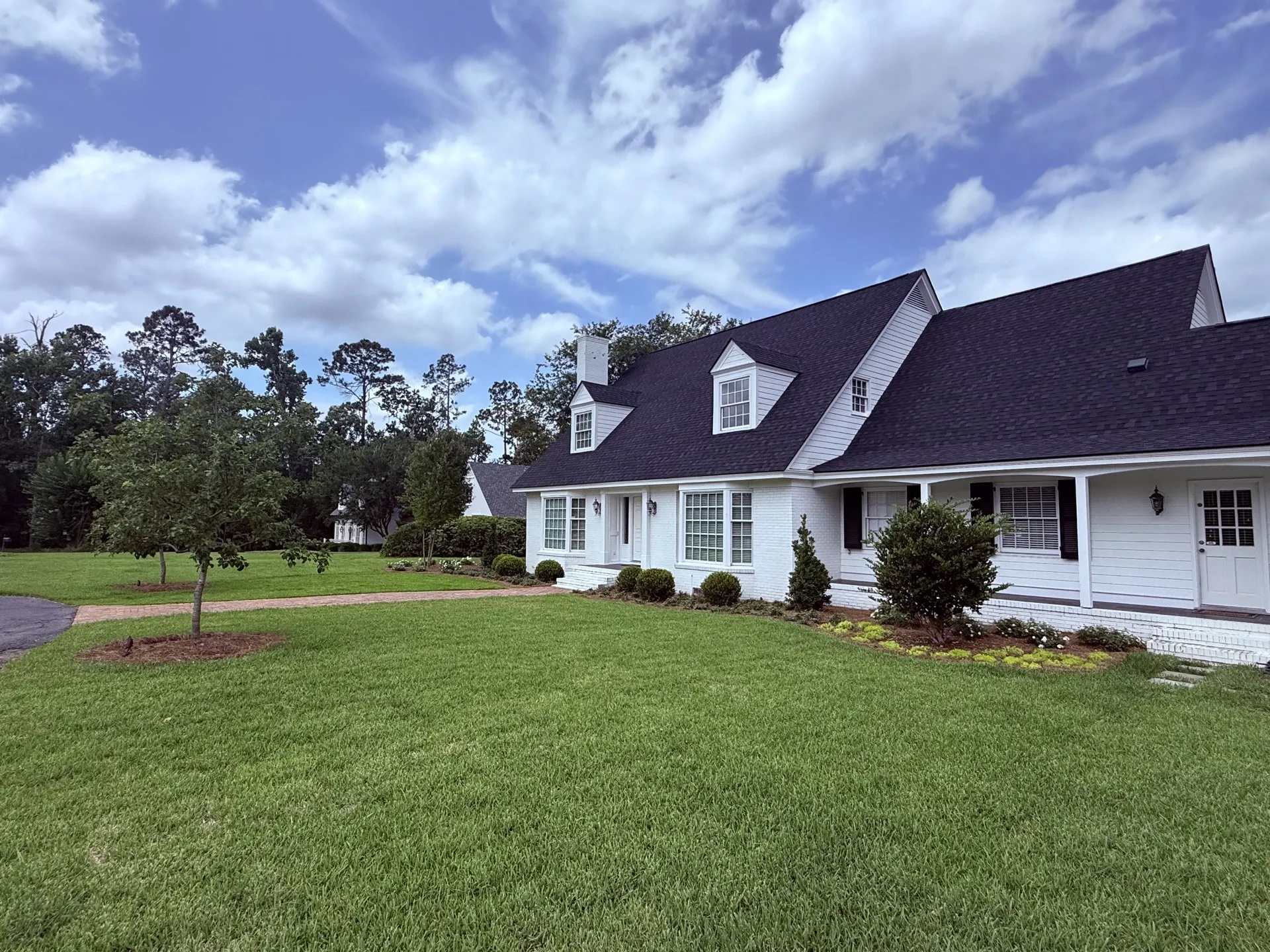 South Georgia home with mature trees and professional landscape maintenance